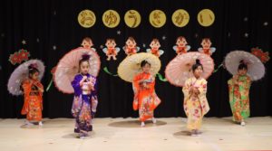 ダンスや劇で大盛り上がり